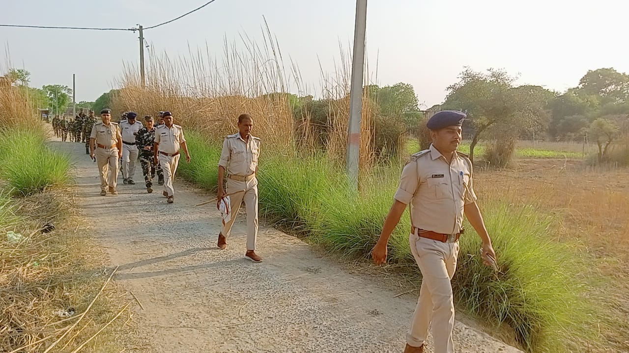 ख्वासपुर ओपी पुलिस ने फ्लैग मार्च निकाला।