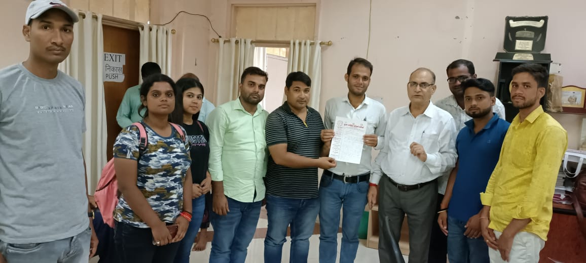 पेंडिंग एग्जाम को लेकर जेपीयू कुलपति से मिला युवा शक्ति संघर्ष मोर्चा का एक प्रतिनिधिमंडल।