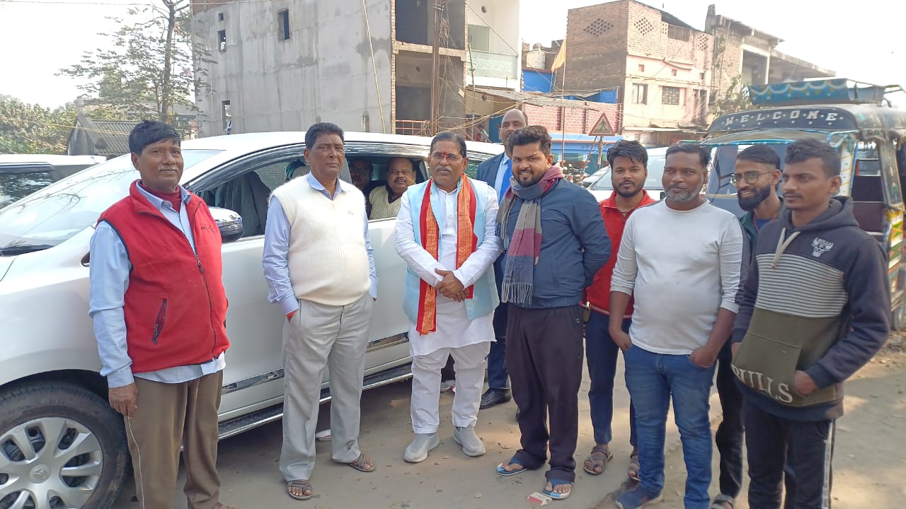 स्टेशन रोड अतिक्रमण की चपेट में, यात्रियों को आवागमन में परेशानी।