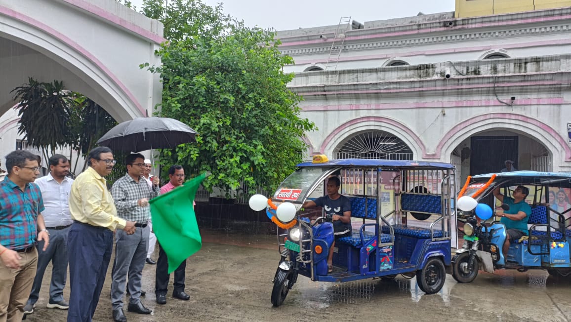 परिवार नियोजन में स्थायी व अस्थायी जागरूकता फैलाने हेतु DM ने हरी झंडी दिखाकर किया रवाना।