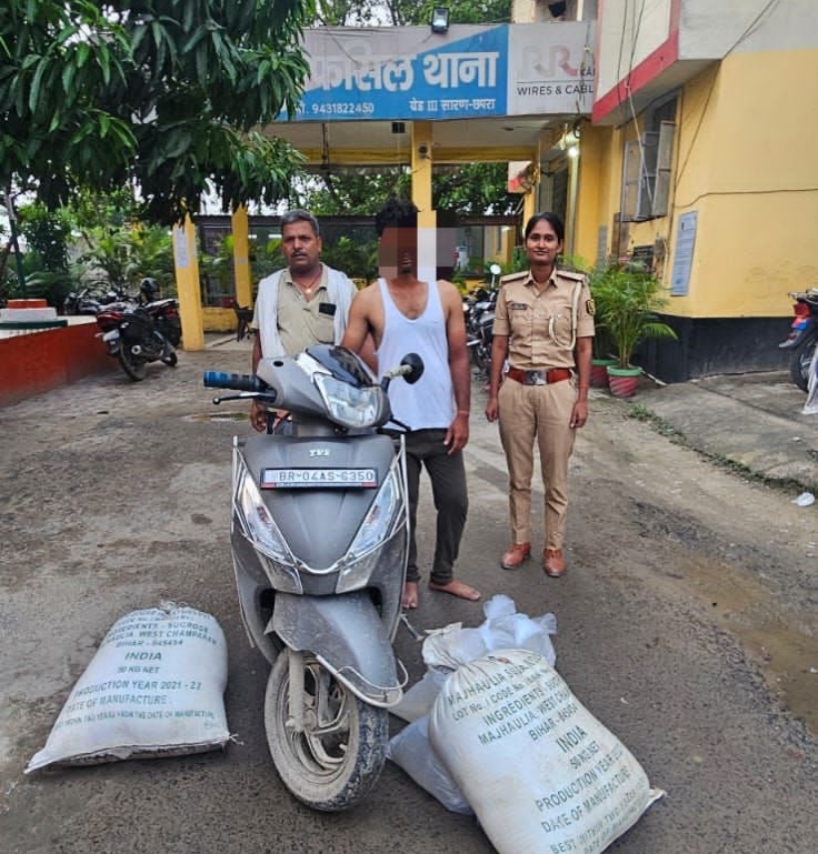 मुफ्फसिल थानान्तर्गत 01 स्कूटी पर 305 लीटर देशी शराब के साथ 01 तस्कर गिरफतार।