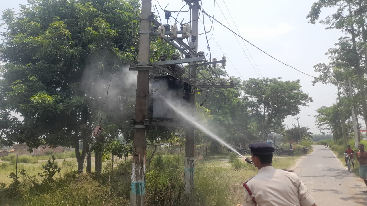 बिजली के शार्ट सर्किट से ट्रांसफार्मर में लगी भीषण आग।