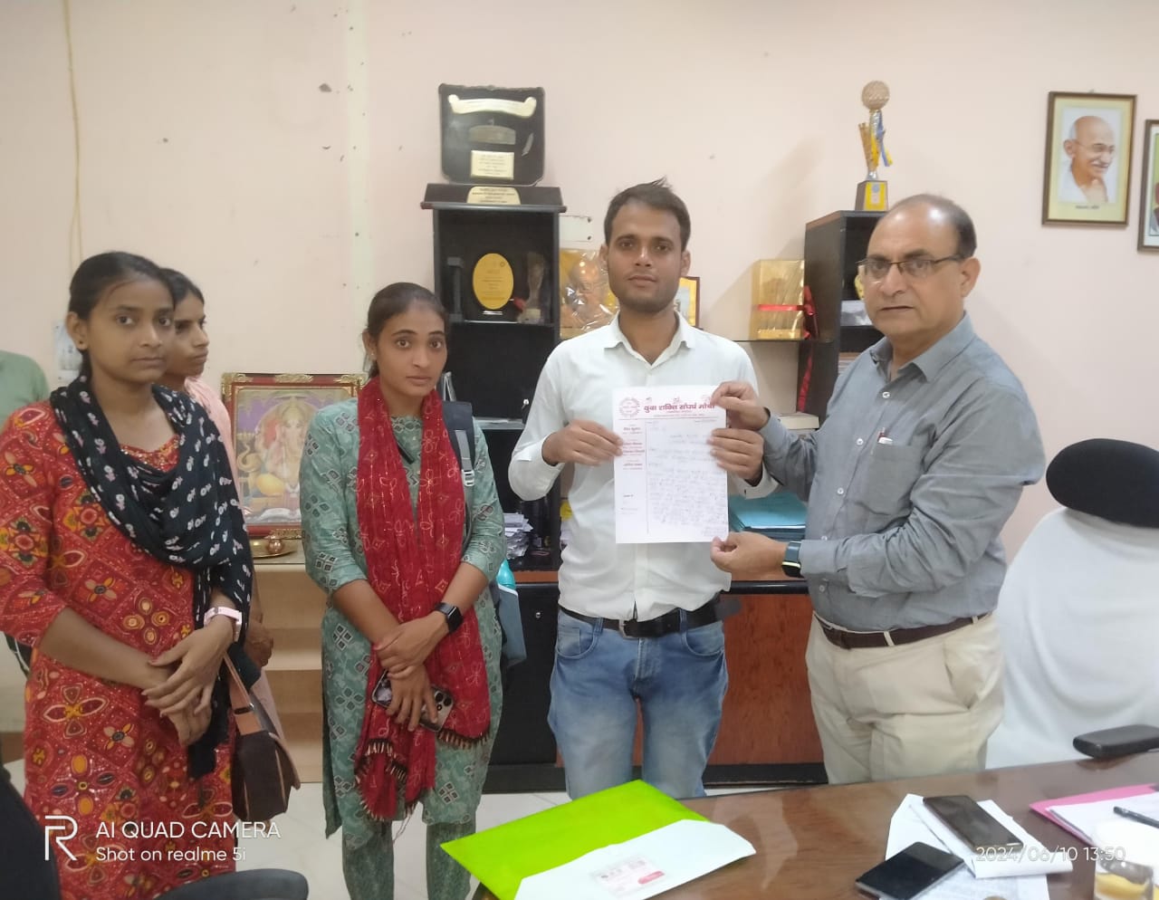 छात्रों की विभिन्न समस्याओं को लेकर जेपीयू कुलपति से मिला युवा शक्ति संघर्ष मोर्चा।