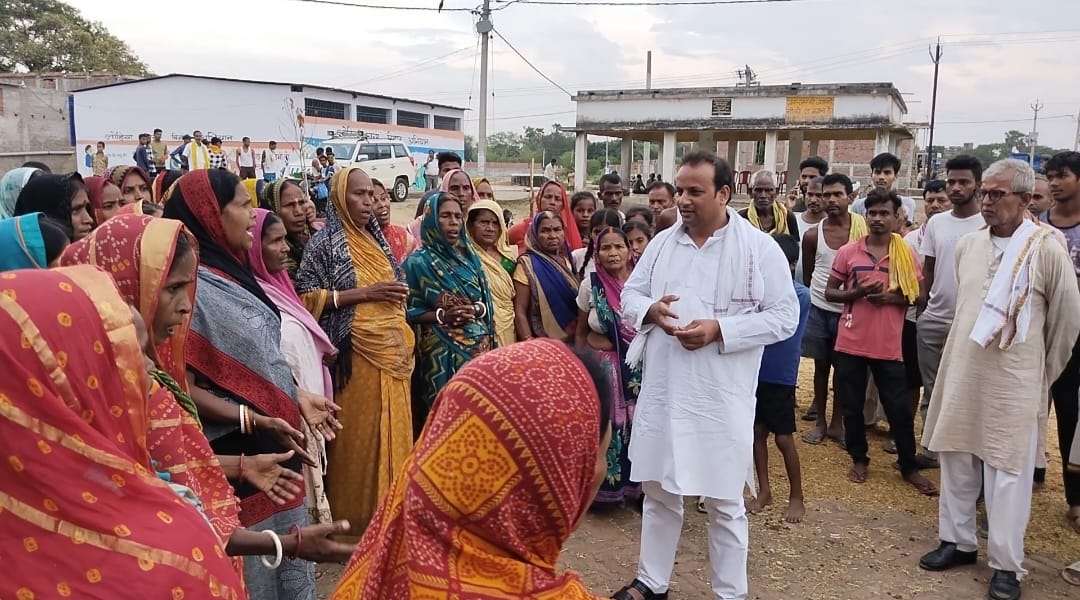 कृष्णगढ़ नया थाना भवन बनाने पर ग्रामीणों ने किया विरोध, पीड़ित लोगो से मिले रघुपति यादव।