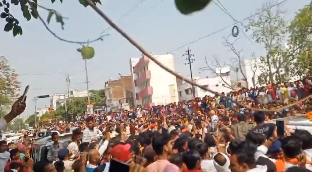 पवन सिंह के नामांकन में समर्थन का उमड़ जनसैलाब सेल्फी लेने के लिए समर्थकों में होड़