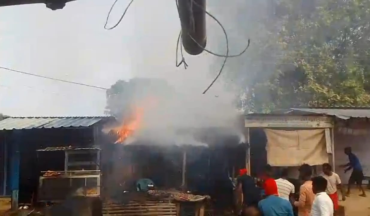 बबुरा बाजार मे आगलगी से दो दुकानो मे हजारो रूपये की संपति  जलकर खाक।