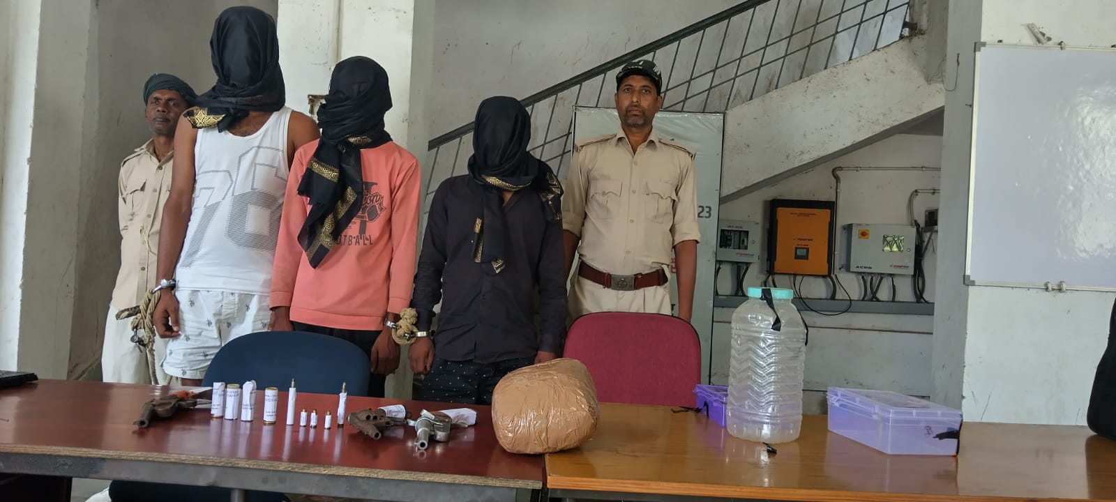 दोहरा हत्या कांड के तीन आरोपित गिरफ्तार,गांजा,हथियार और गोली बरामद।