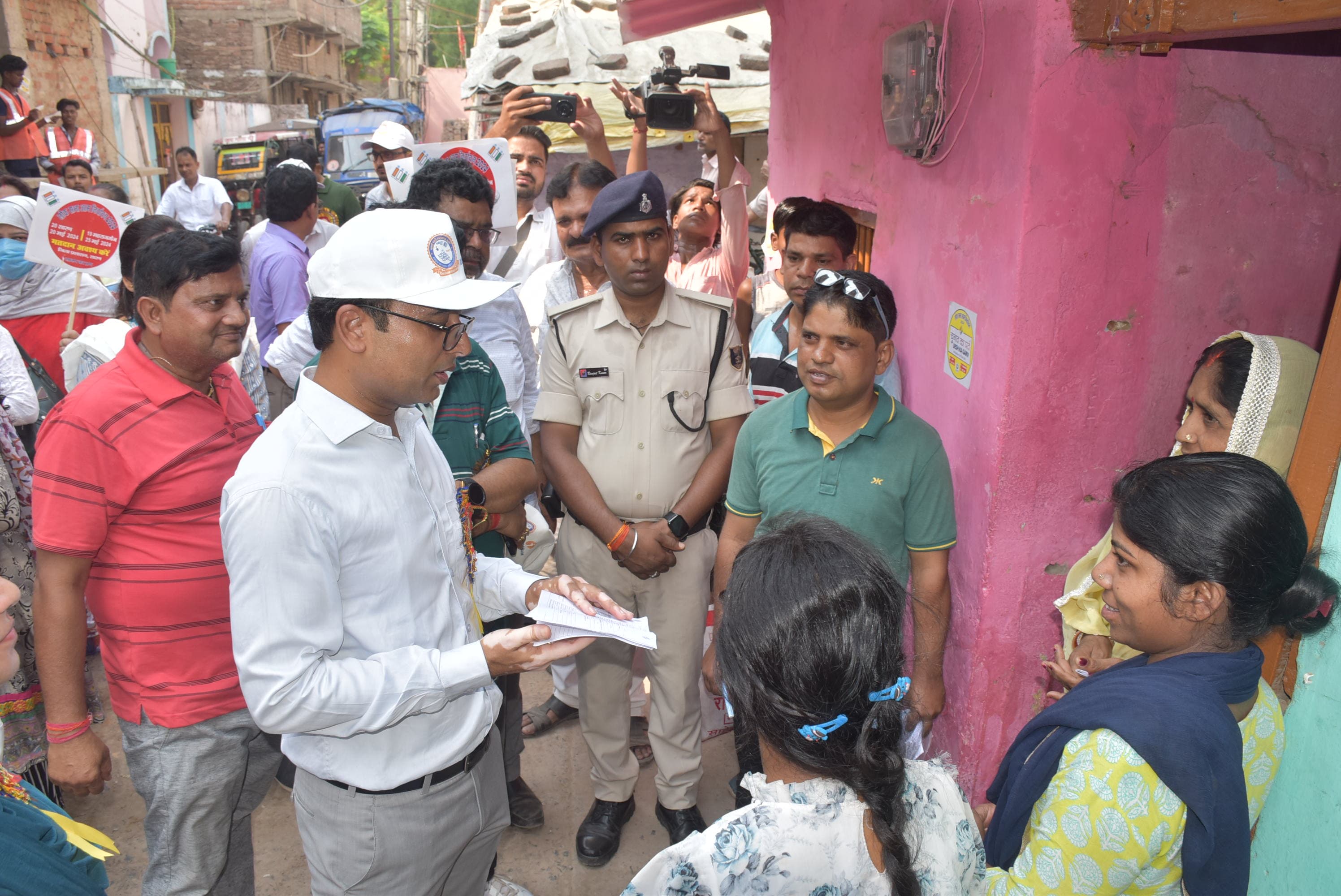 मतदाताओं को जागरूक करने को सभी प्रखंडों में चलाया गया हर घर दस्तक अभियान