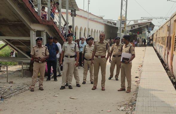 आरपीएफ के वरिष्ठ मंडल सुरक्षा आयुक्त ने मशरक जंक्शन का किया निरीक्षण।