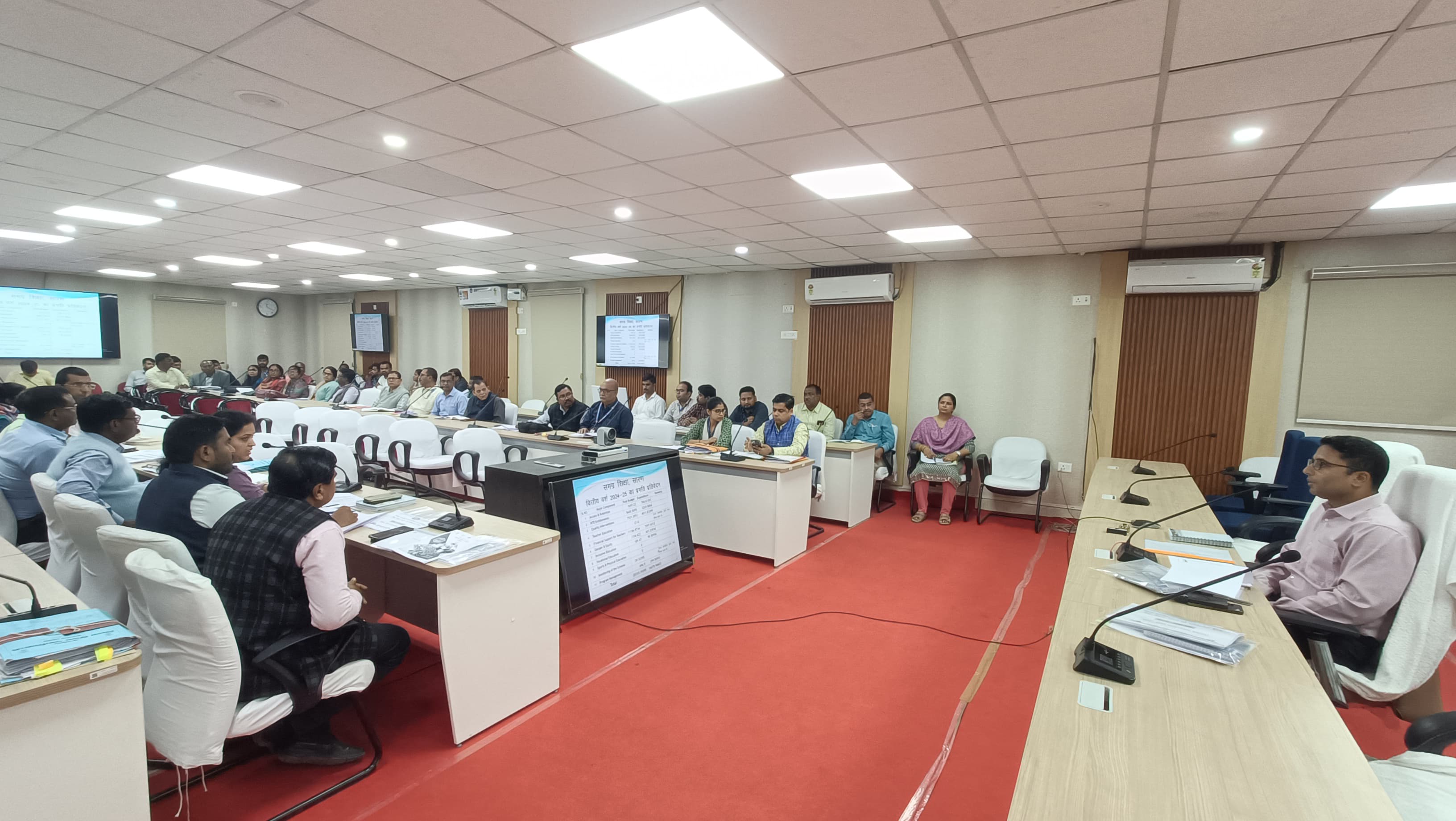 जिलाधिकारी की अध्यक्षता में शिक्षा विभाग की समीक्षात्मक बैठक।