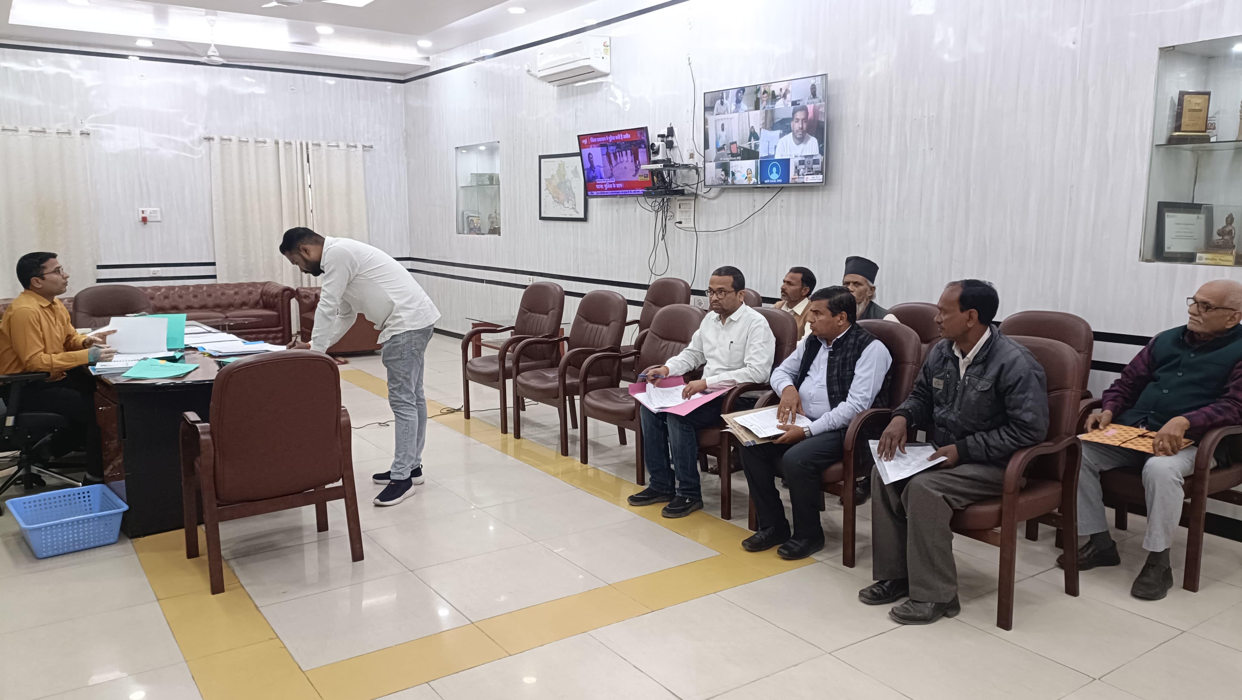 जिला पदाधिकारी के द्वारा लोक शिकायत के 13 मामलों की सुनवाई करते हुए समाधान किया गया।