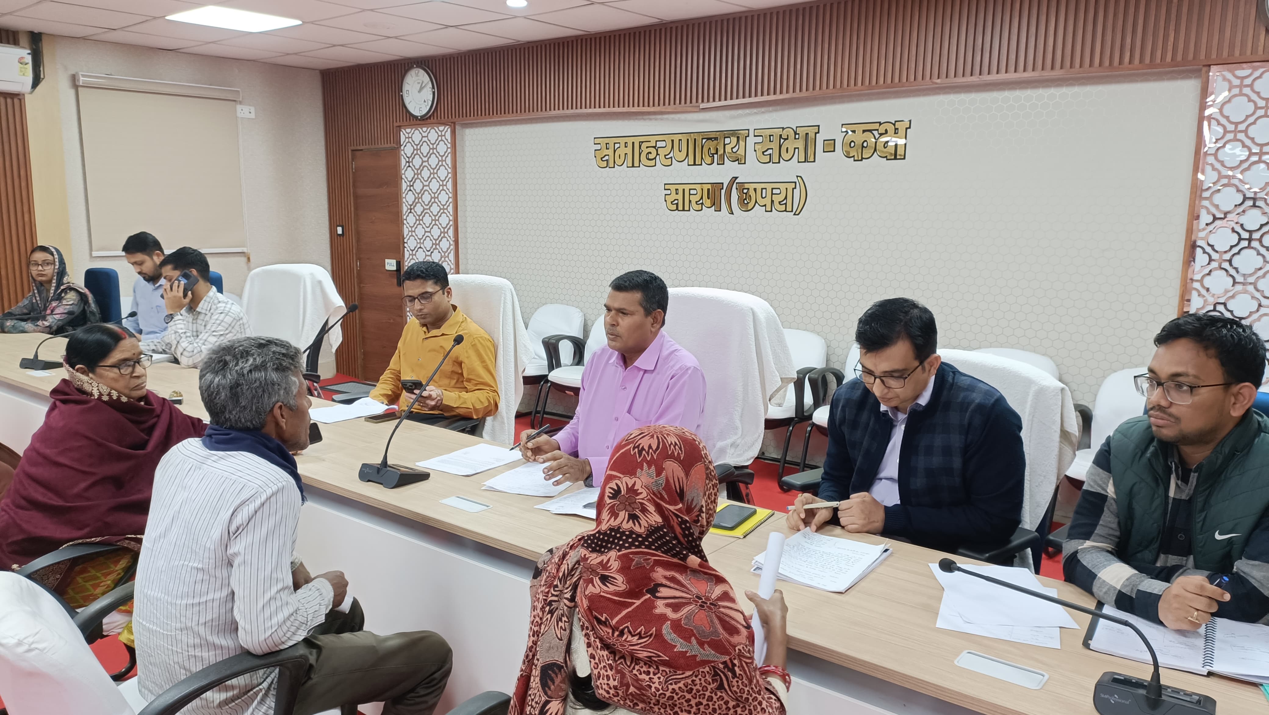 जिलाधिकारी सारण श्री अमन समीर ने जनता दरबार में लगभग 32 फरियादियों की समस्याओं की सुनवाई की।