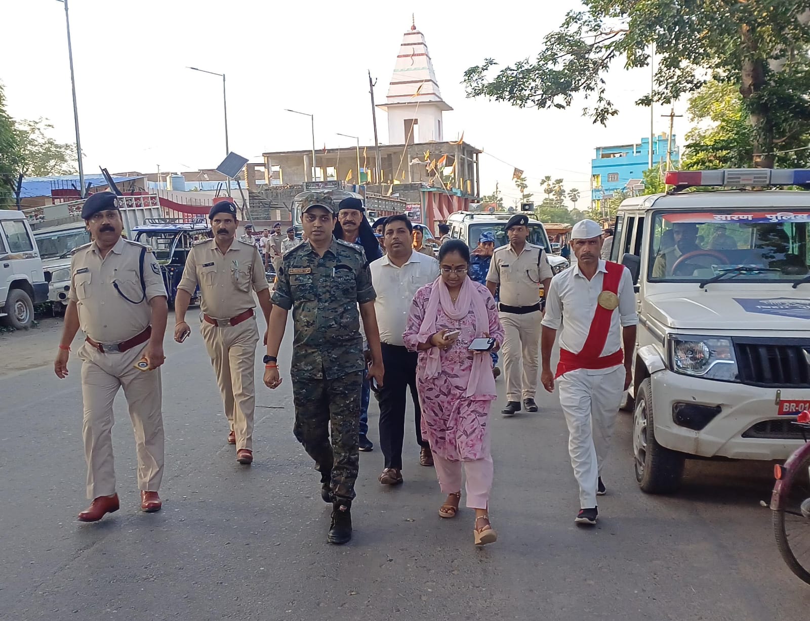 मुहर्रम पर्व पर मशरक में विधि व्यवस्था को निकाला गया फ्लैग मार्च।