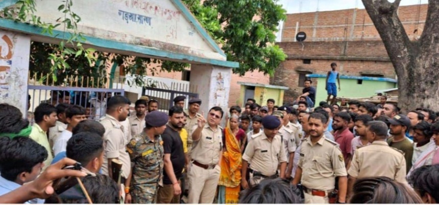 बोर्ड मध्य विद्यालय गरखा के शिक्षक ने विद्यालय के बालिकाओं के साथ बुरी तरह की मारपीट।