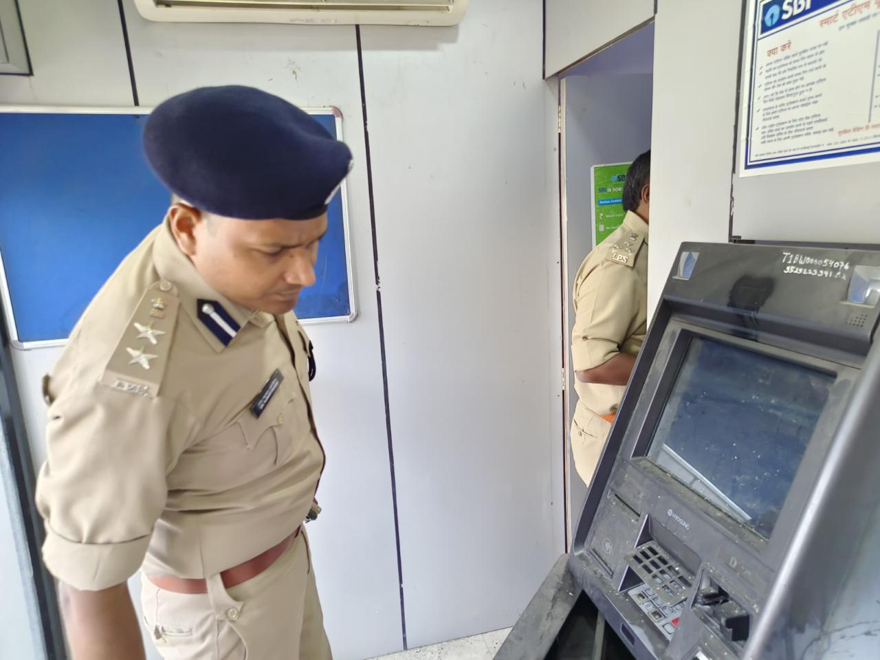अमनौर मे एटीएम काटकर की गयी चोरी का DIG व SSP, सारण ने किया निरीक्षण।