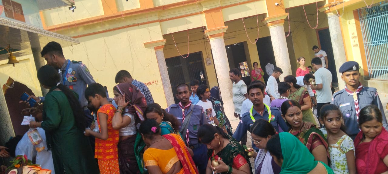 भारत स्काउट और गाइड सारण ने की श्रद्धालुओं की सहायता।