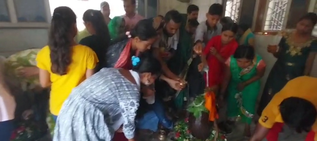 सावन के पहले दिन शिव मंदिरों में उमड़ने लगी भक्तों की भीड़, लगे "हर-हर महादेव" के जयकारे।