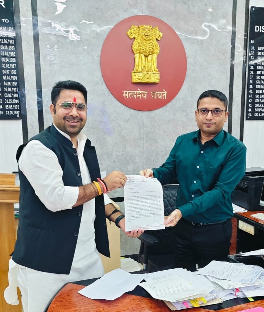 सारण शिक्षक तथा तमाम समस्याओं के समाधान हेतु DM को रिविलगंज प्रखंड प्रमुख ने सौंपा ज्ञापन: