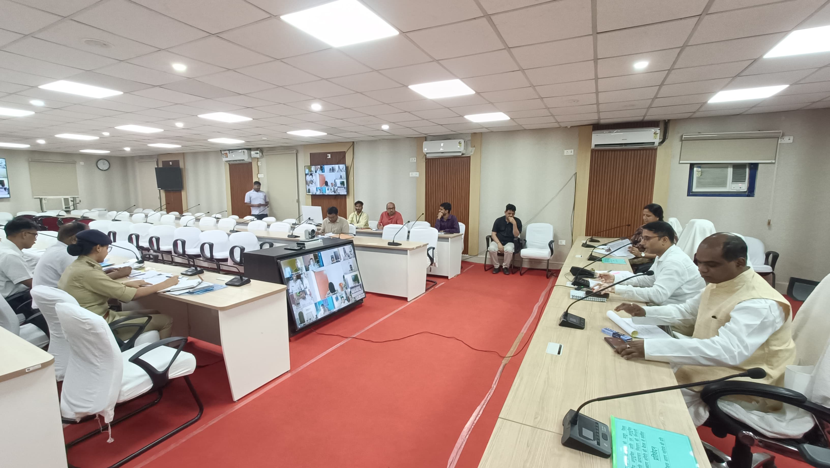 जिलाधिकारी की अध्यक्षता में अनुसूचित जाति/जनजाति समिति की बैठक।