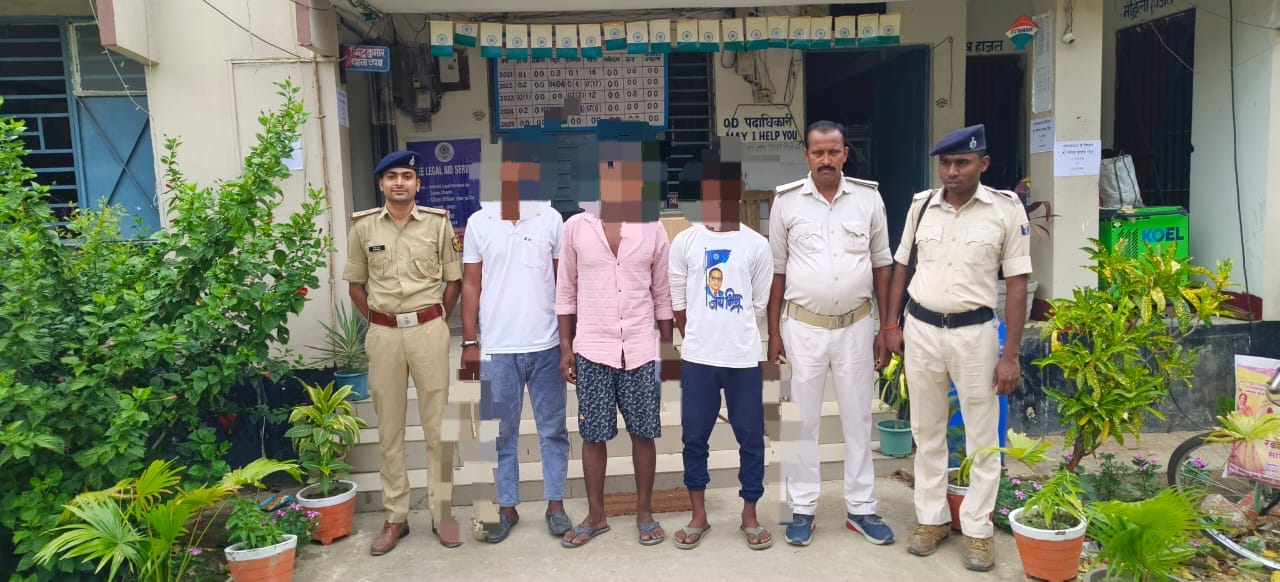 कोपा थानान्तर्गत सोशल मीडिया पर हथियार प्रदर्शन मे 01 अभियुक्त, 02 सहयोगी गिरफ्तार।