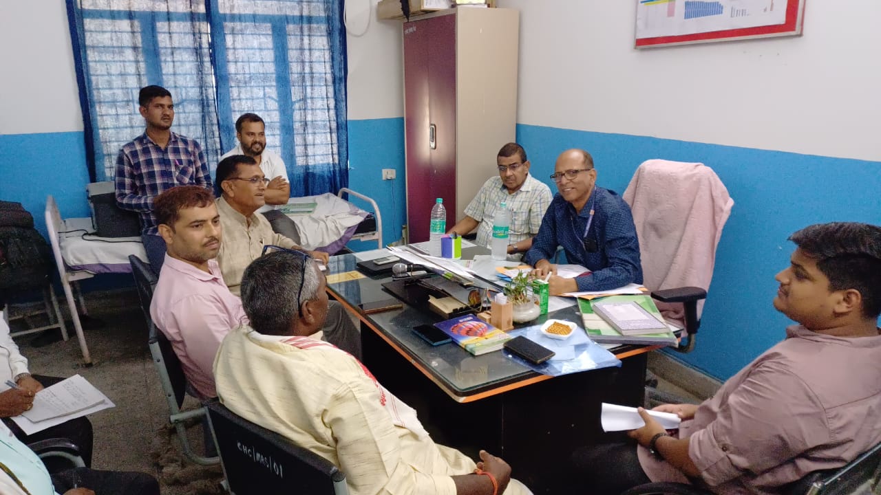 जिलास्तरीय जांच टीम ने जिले में दर्ज शिकायतों को लेकर सीएचसी मशरक का किया निरीक्षण।