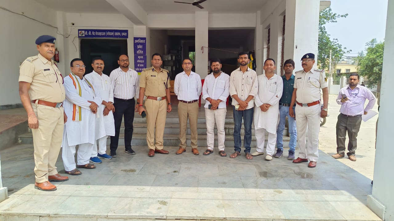 विधानसभा चुनाव 2025 को लेकर DM एवं SSP सारण द्वारा किया गया EVM वेयरहाउस का निरीक्षण।