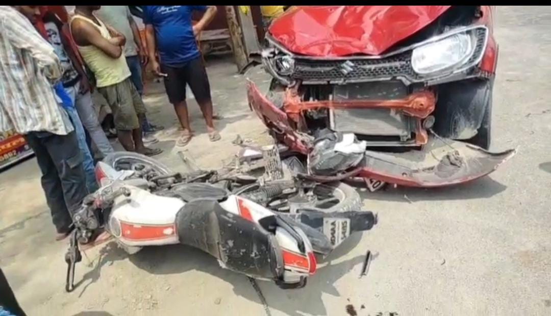 अनियंत्रित कार की टक्कर से बाइक सवार मां पिता और बेटा घायल, छपरा रेफर।