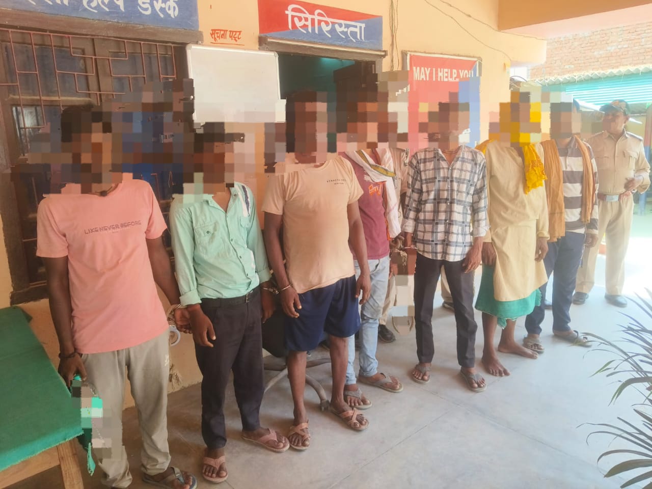 सारण मे विगत् 24 घंटे के विशेष अभियान मे 81 अभियुक्तों हुए गिरफ्तार।