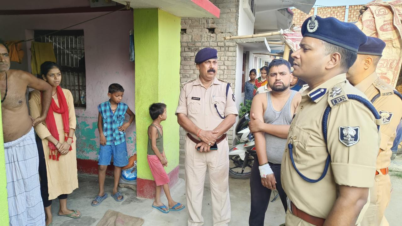मशरक थानान्तर्गत ग्राम अरना में घटित घटना का वरीय पुलिस अधीक्षक ने किया निरीक्षण।