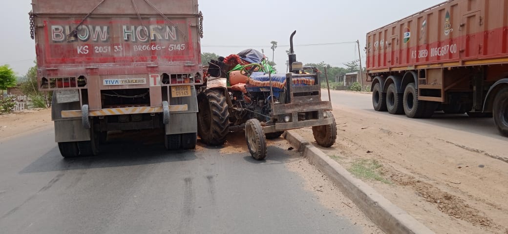 बबुरा फोरलेन दो वाहन के टक्कर में ट्रैक्टर क्षतिग्रस्त, चालक बाल बाल बचा जाम।