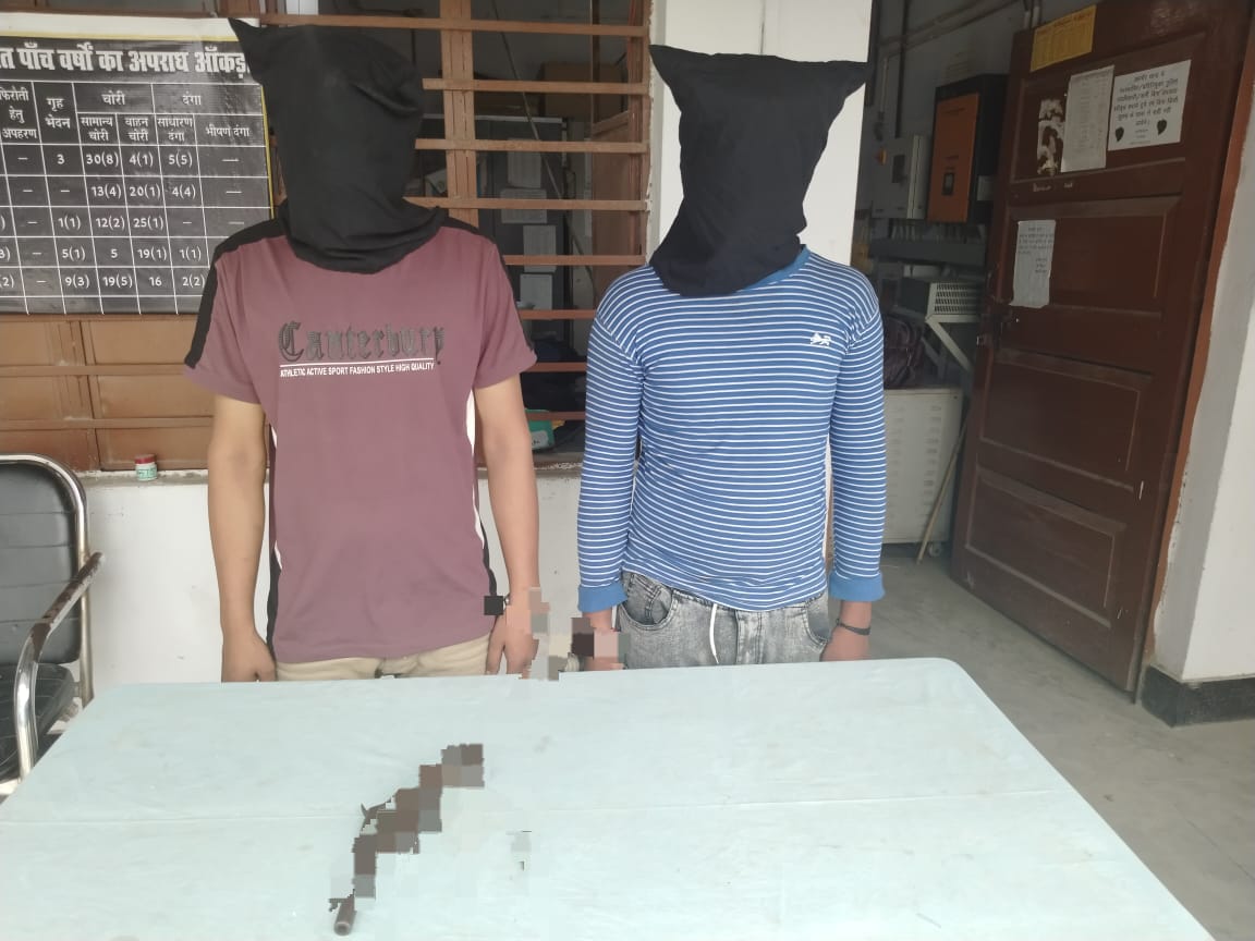 सोशल मीडिया पर अवैध हथियार का प्रदर्शन मे 02 गिरफ्तार, 01 देशी कट्टा व 01 जिन्दा कारतूस बरामद।