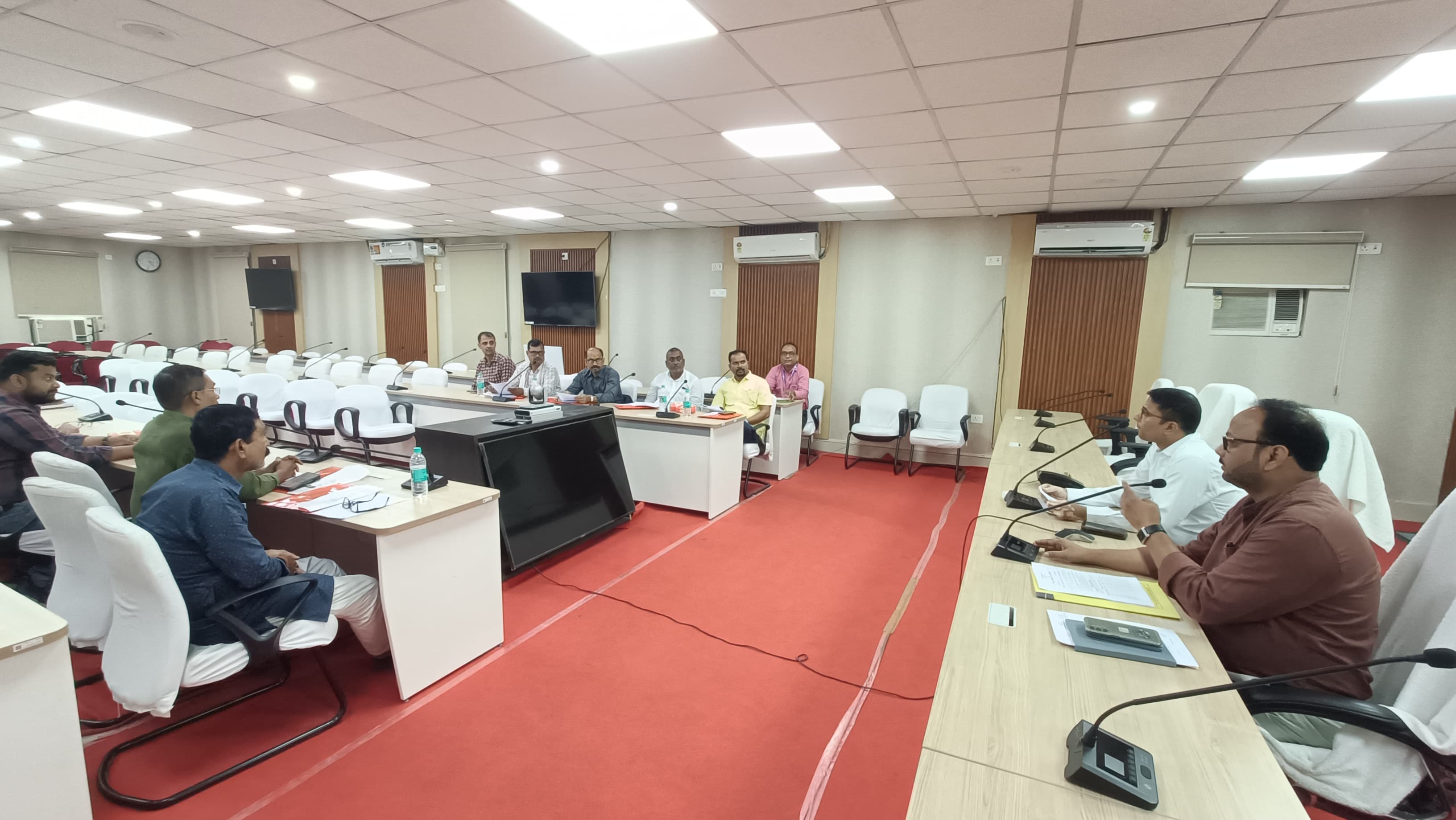 जिला निर्वाचन पदाधिकारी की अध्यक्षता में विभिन्न राजनीतिक दलों के साथ बैठक।