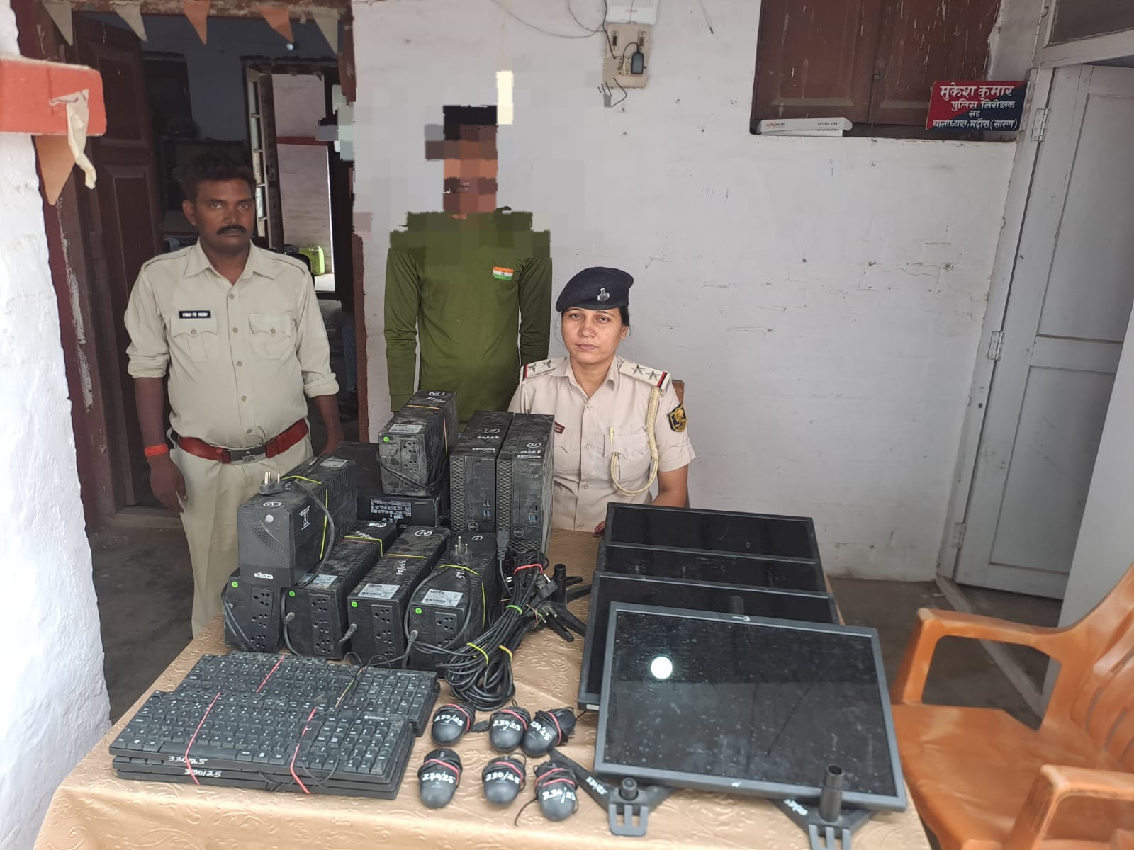 मढ़ौरा के उर्दु उत्क्रमित मध्य विद्यालय चोरी गयी सामानों के साथ 01 अभियुक्त गिरफ्तार।