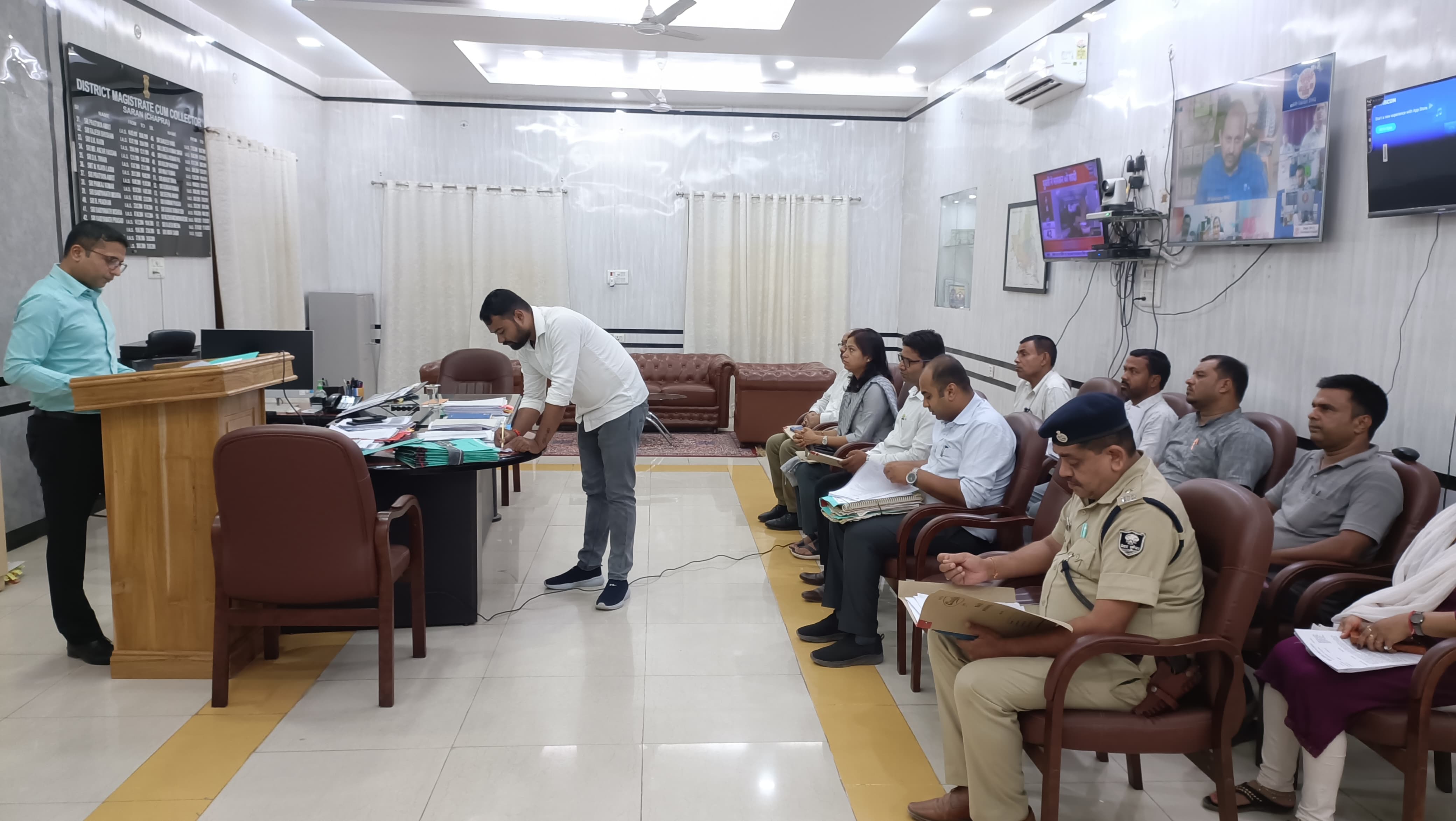 जिला पदाधिकारी ने लोक शिकायत के 13 मामलों की सुनवाई करते हुए किया समाधान।