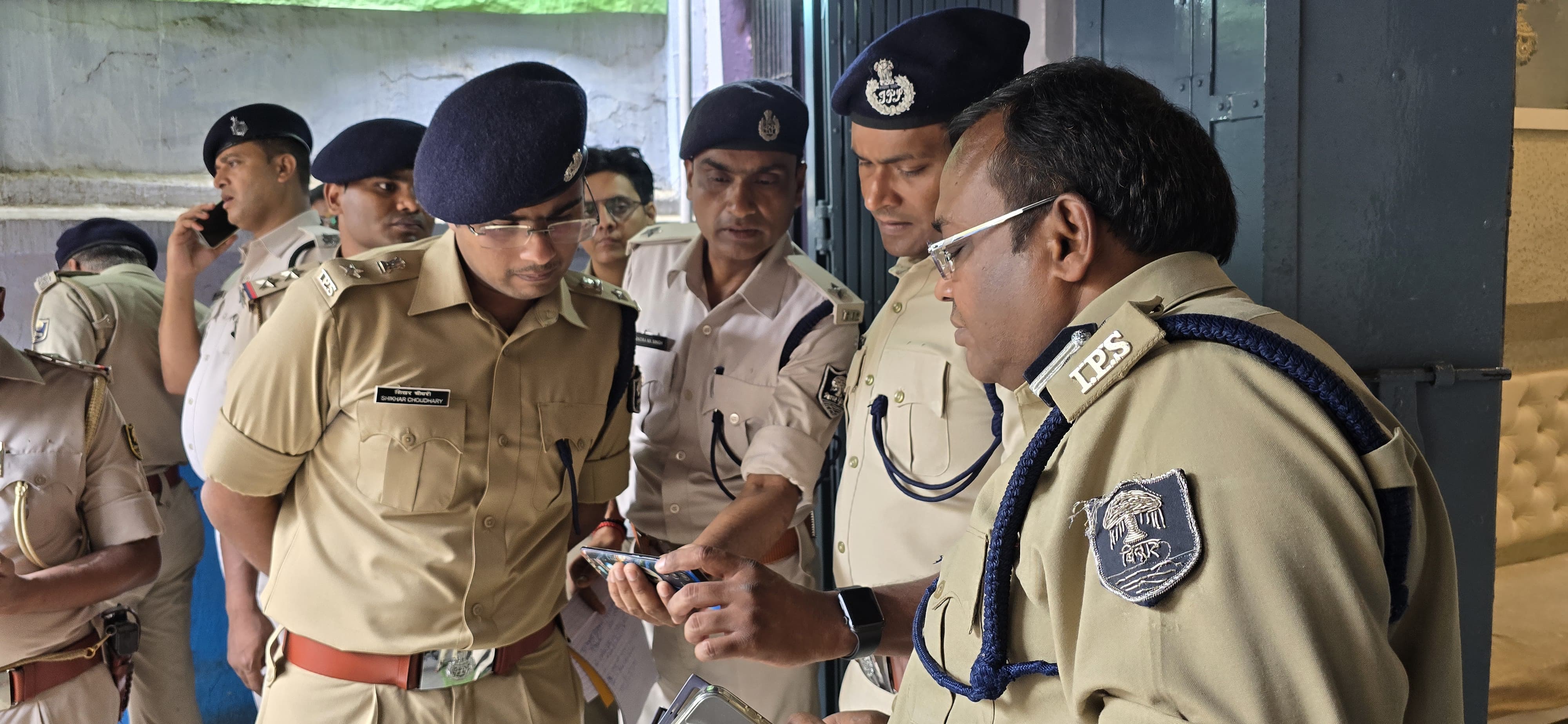 एकमा में ज्वेलरी शॉप में लूट व गोलीबारी, डीआईजी व एसएसपी ने किया घटनास्थल का निरीक्षण।