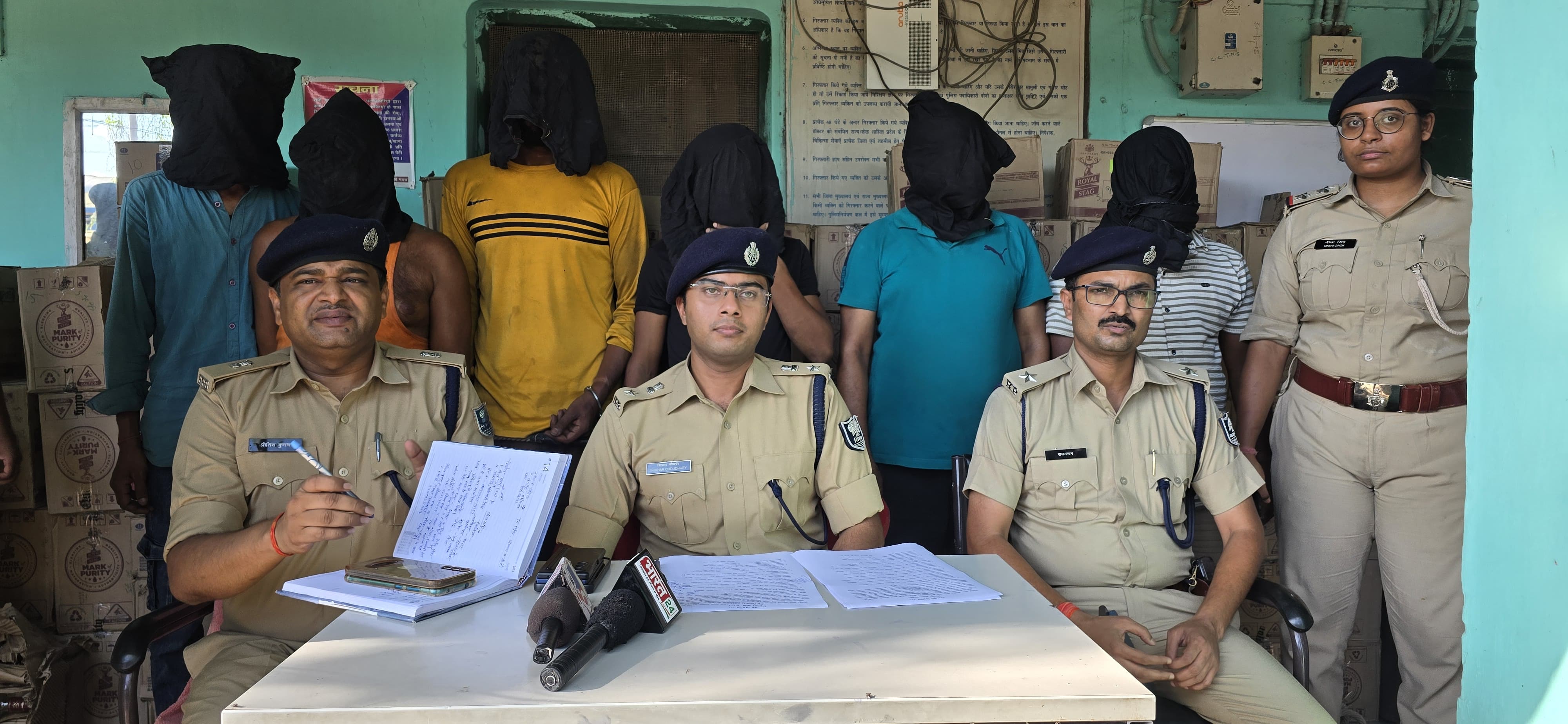 सोनपुर मे भारी मात्रा में अंग्रेजी शराब के साथ 05 वाहन 06 अवैध शराबकारोबारी गिरफ्तार।