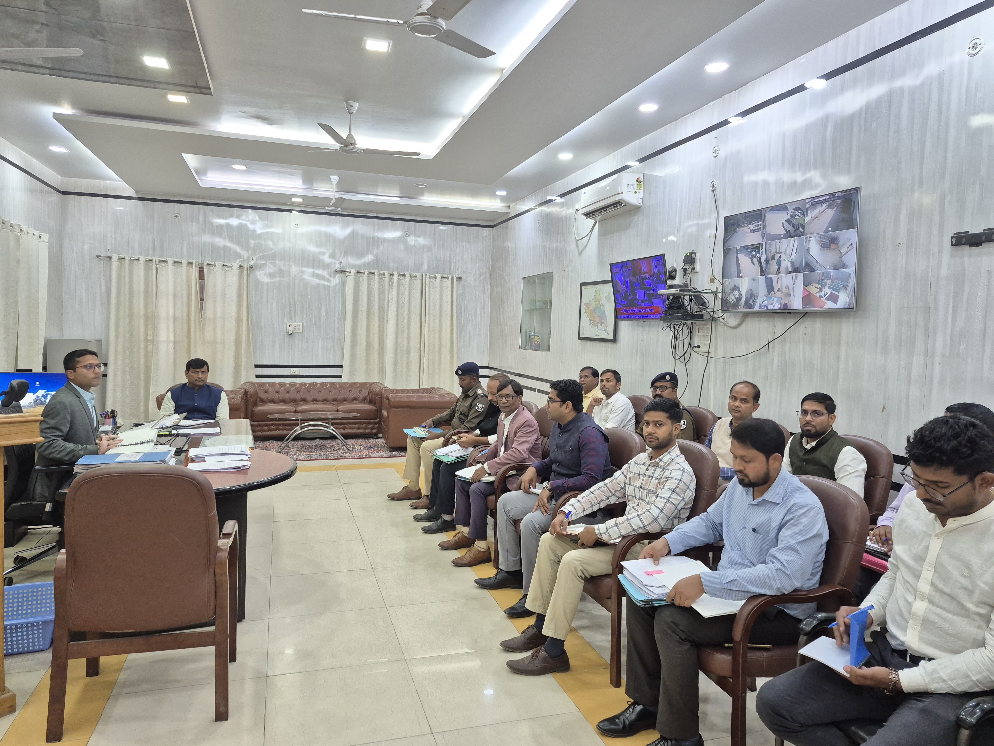 छपरा शहर में यातायात व्यवस्था को सुगम बनाने को लेकर जिलाधिकारी ने की बैठक।