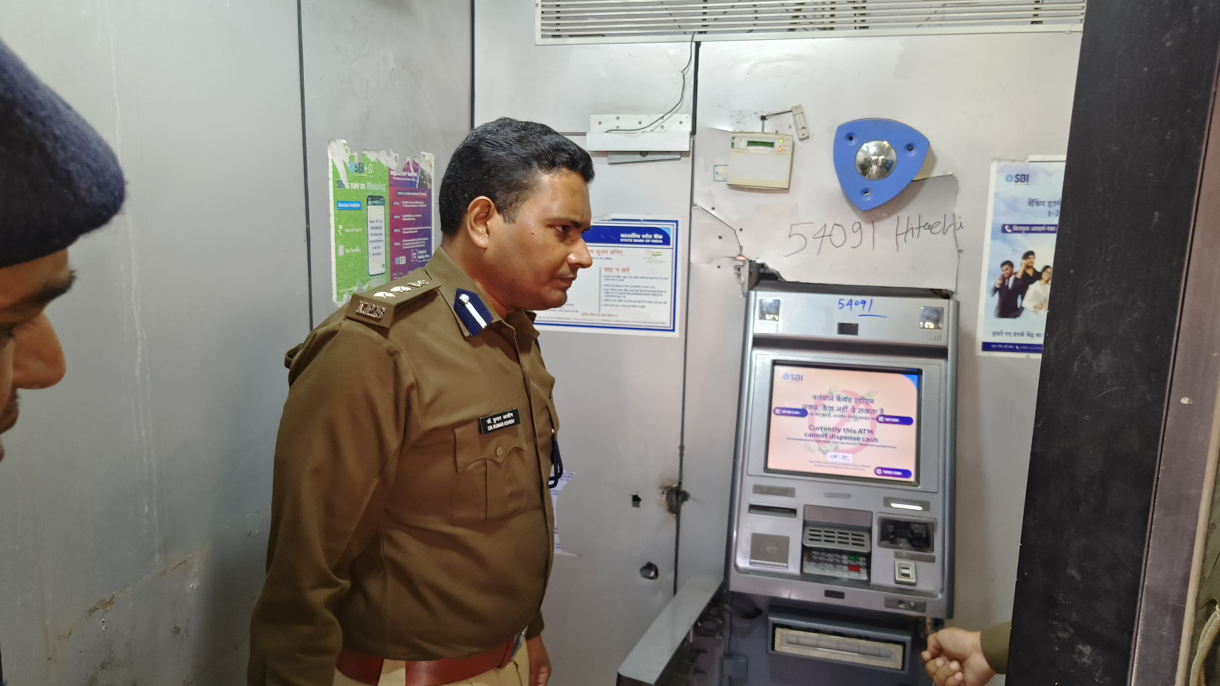 एटीएम कटिंग के प्रयास के घटनास्थल का DIG व SSP सारण ने किया निरीक्षण।