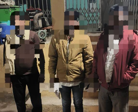 मुफस्सिल थानान्तर्गत पुलिस पर हमला के कांड में 03 वांछित अभियुक्त गिरफ्तार।