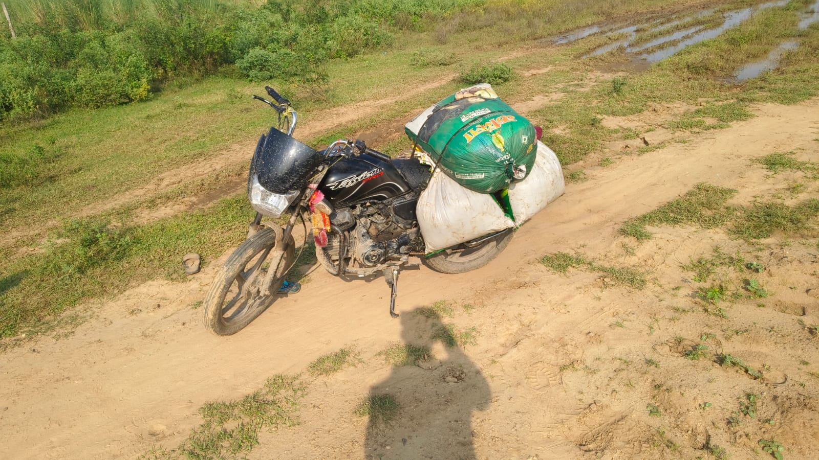 120 लीटर देशी शराब के साथ मोटरसाइकिल जब्त, करोबारी फरार।