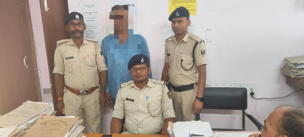 दाउदपुर थानान्तर्गत 01 महिला की हत्या कर शव को छिपा रहे 01 हत्यारे को किया गया गिरफ्तार।