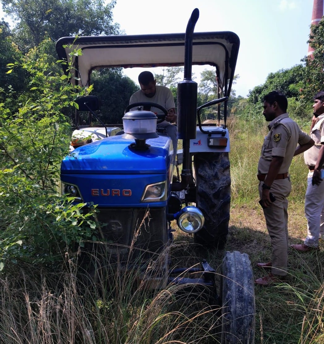 गरखा थानान्तर्गत चोरी की गई ट्रैक्टर बरामद,04 अभियुक्त गिरफ्तार।
