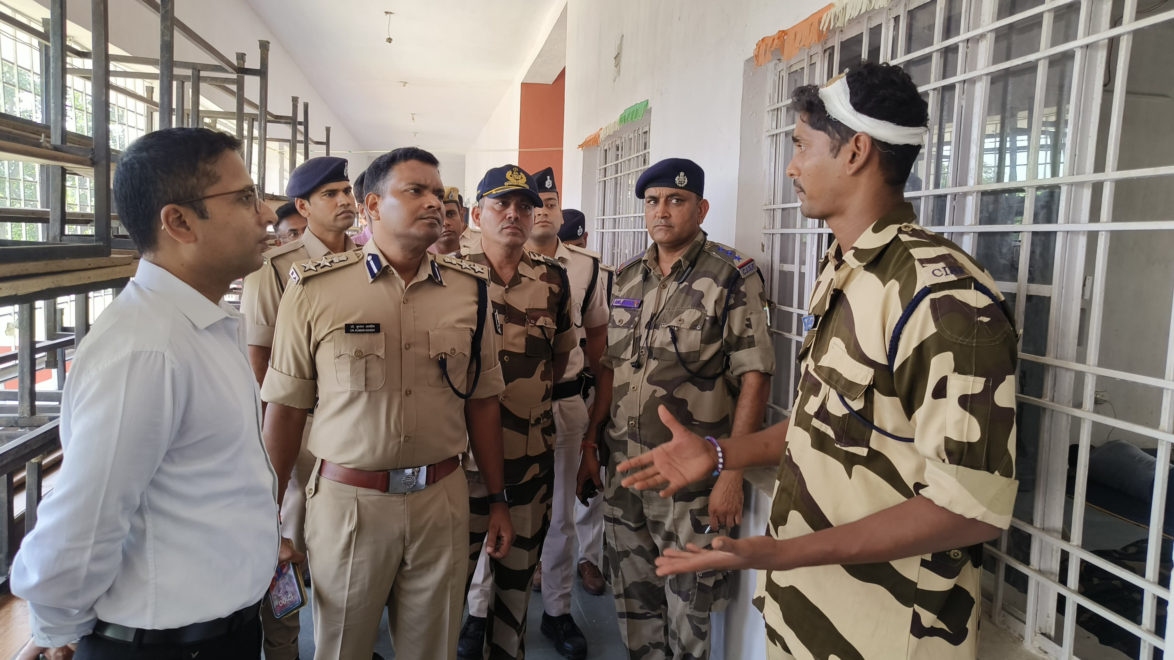 CISF बस दुर्घटना के संबंध में DM व SSP सारण ने आवास पहुंचकर घटना की ली जानकारी।