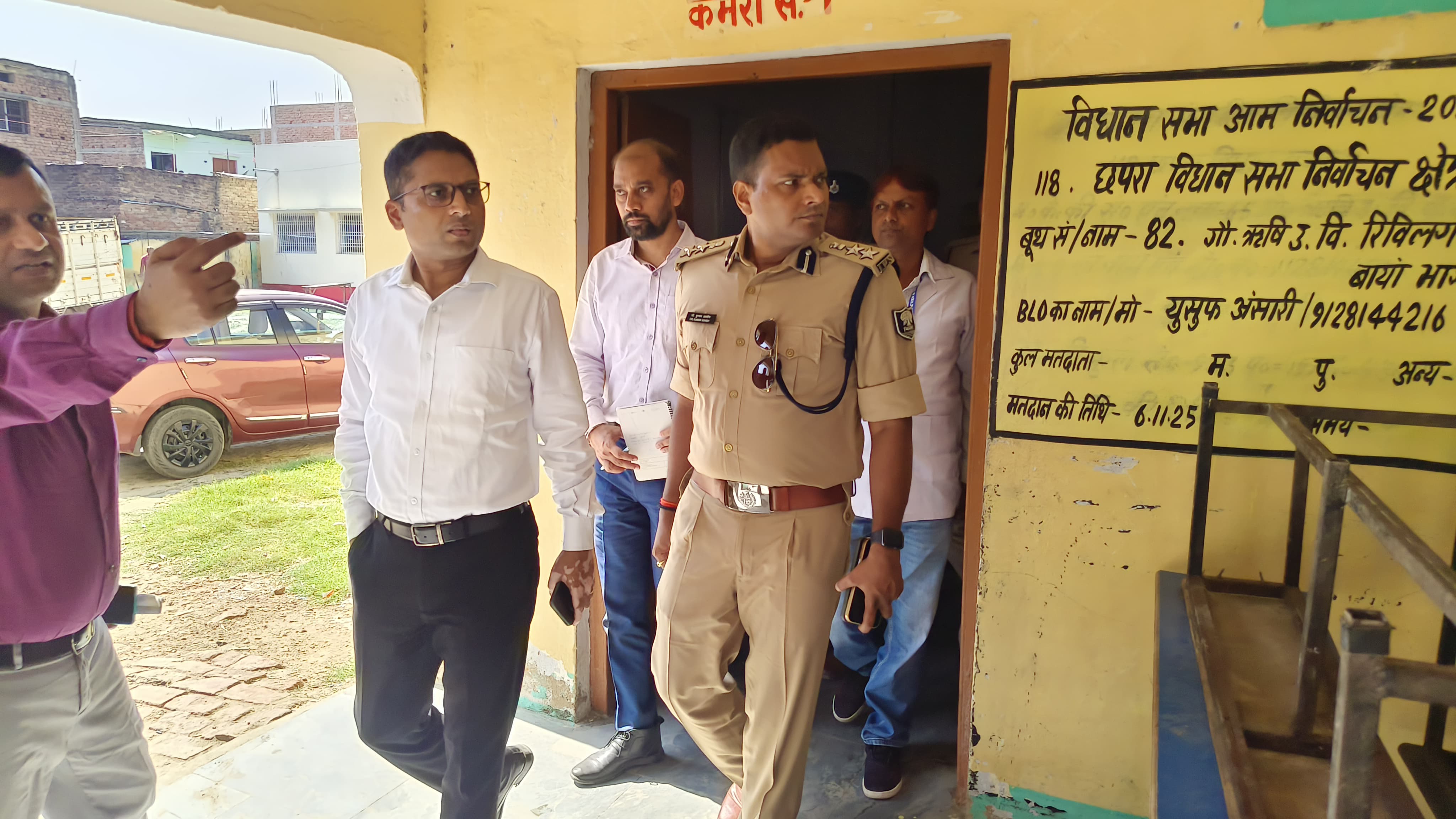 DM व SSP सारण ने मतदान केन्द्रो का किया औचक निरीक्षण।