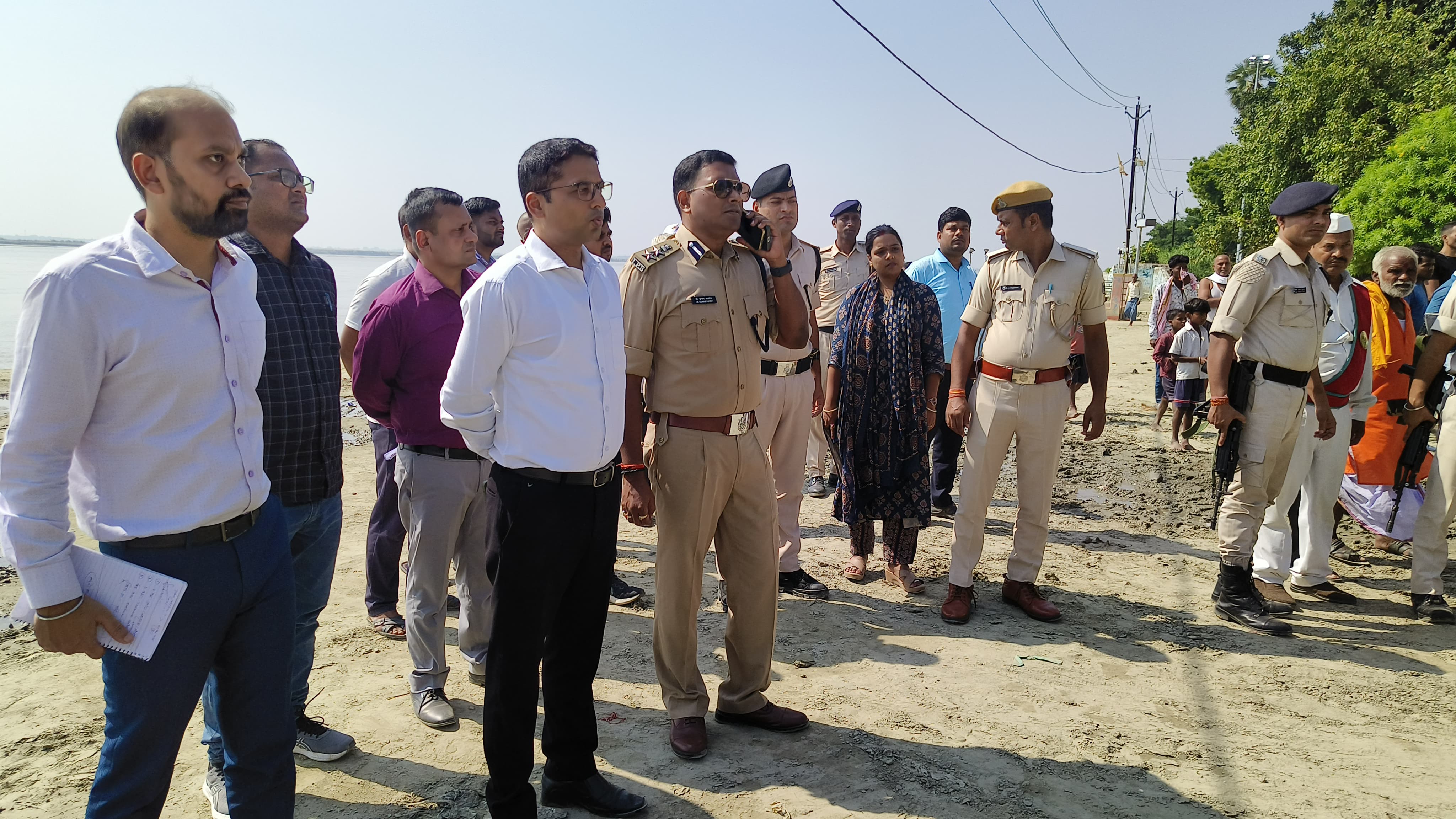 DM व SSP सारण ने छठ महापर्व की तैयारी को लेकर रिविलगंज छठ घाट का किया निरीक्षण"