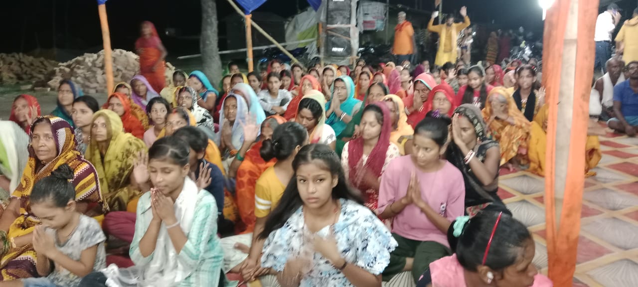 श्री त्रिण्डी स्वामी गोपालाचार्य के शिष्य राघवाचार्य जी के प्रवचन में श्रद्धालु की भीड़।
