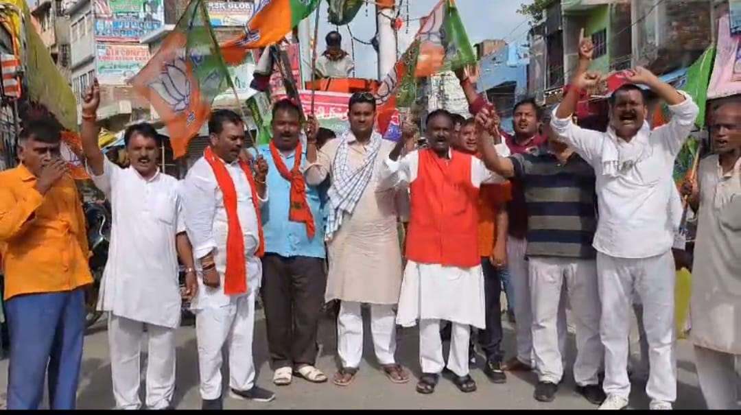 ग़रखा में दिखा बंदी का असर, एनडीए कार्यकर्ताओं ने कराया शहीद चौक पर बंद।