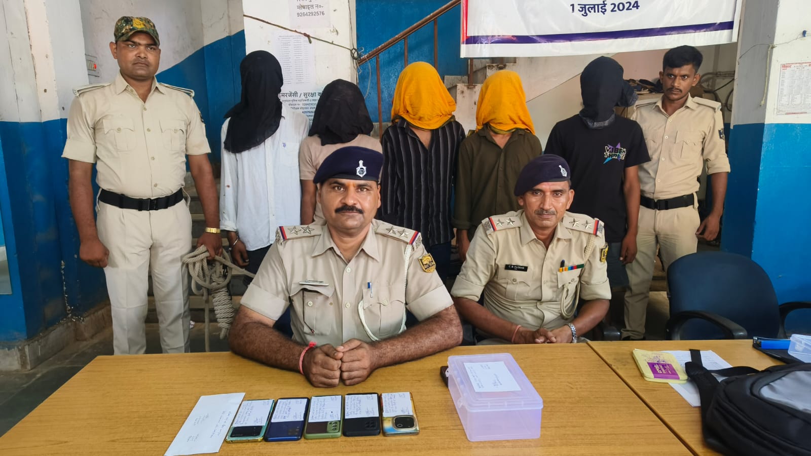 कोईलवर सकड्डी में लक्ष्मी ज्वेलर्स सोना लूटकांड में दो जिउतिया के साथ पांच गिरफ्तार जेल।