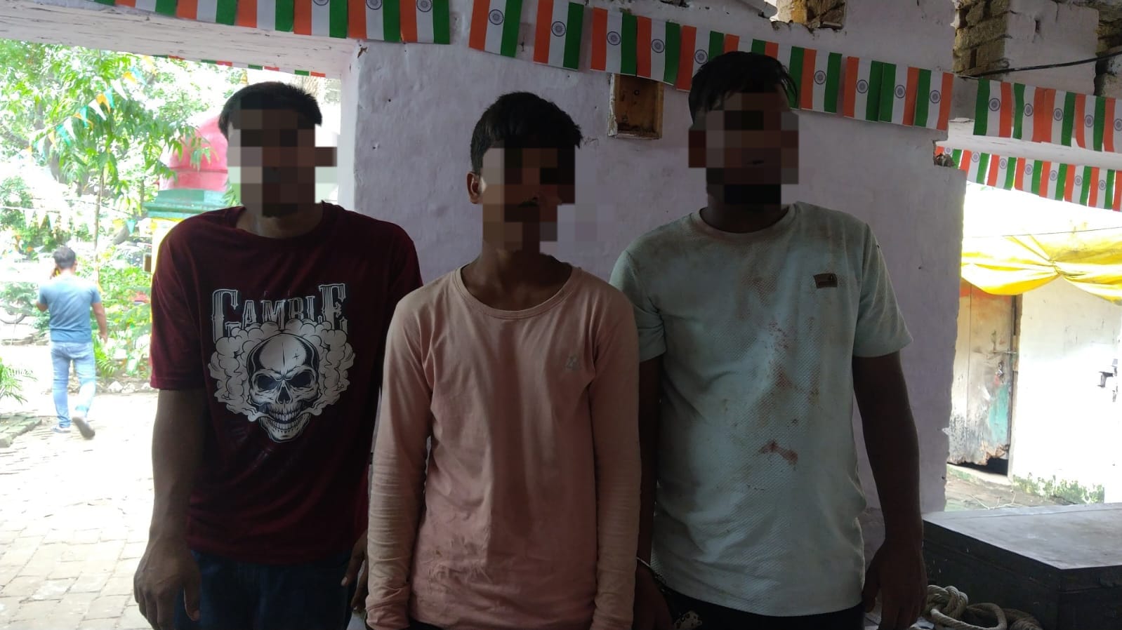 कृष्णगढ़ उदयभानपुर से एक देशी कट्टा आठ जिंदा कारतूस व एक चाकू के साथ तीन युवक गिरफ्तार जेल।