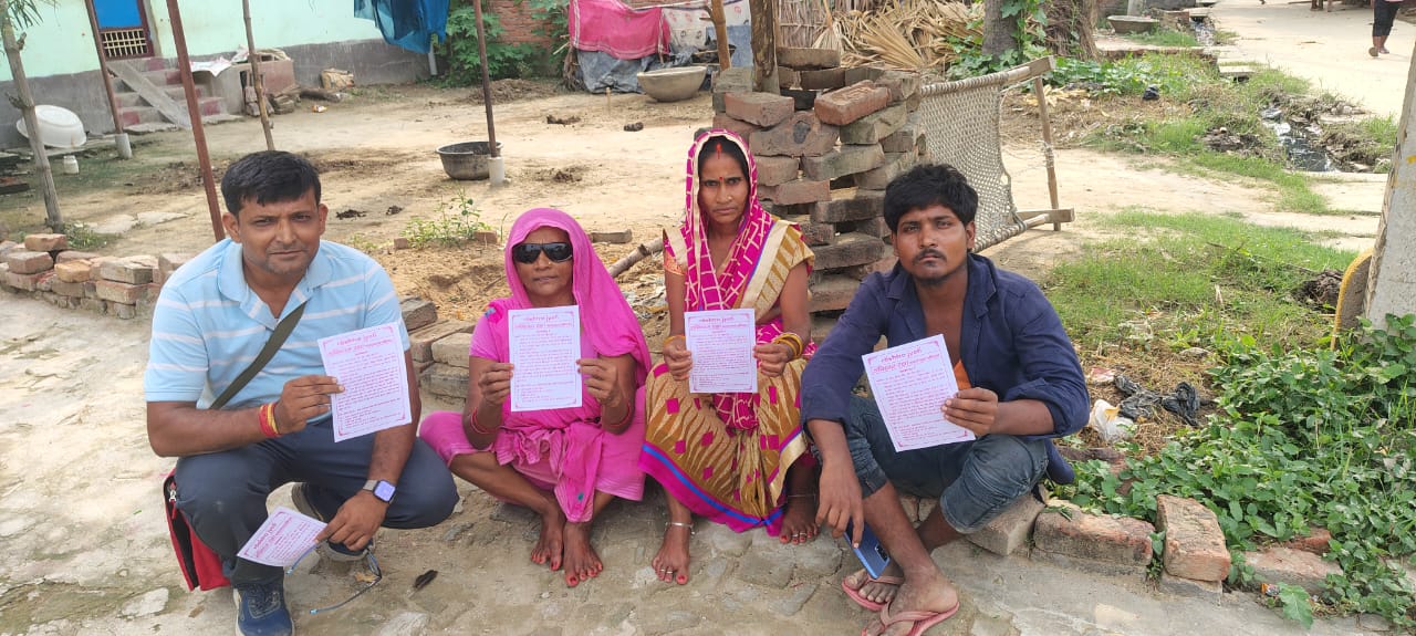 अवैध धर्मांतरण के ख़िलाफ़ गांवों में घर-घर बांटे गए पर्चे।